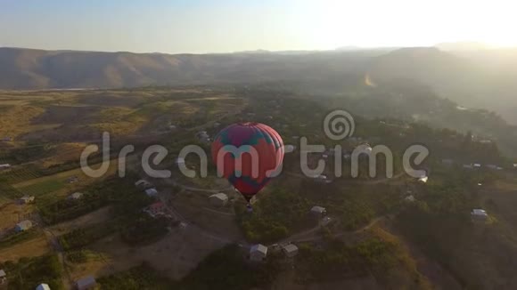 在Halidzor村降落热气球的呼吸全景视频的预览图