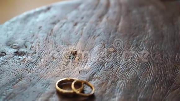 木制盒子上的金色结婚戒指视频的预览图