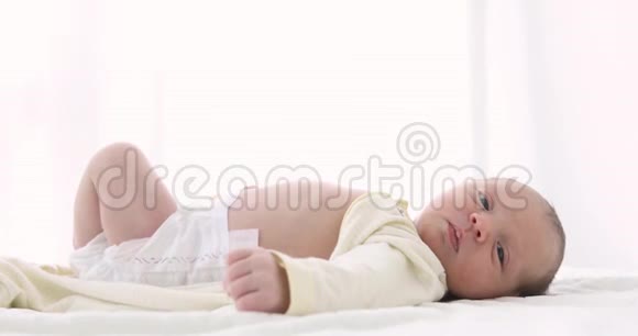 小小的新生婴儿在白色特写视频的预览图
