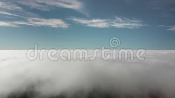 空中射击美丽的飞行在火山谷上空的云层之上西班牙加那利群岛特内里费的概念视频的预览图