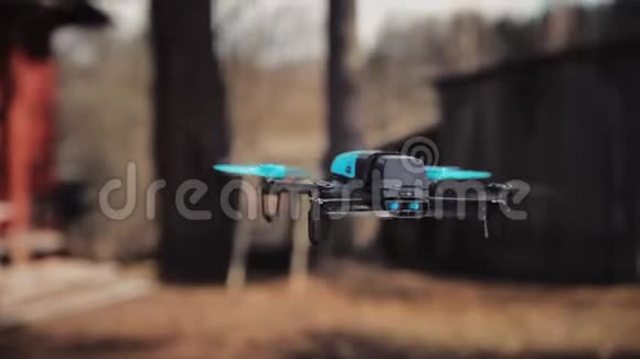 蓝色无人驾驶飞机在空中盘旋撞击着外围建筑视频的预览图