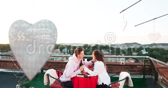 屋顶上的浪漫约会敏感的夫妇温柔地牵着手他正在抚摸他爱人的脸颊视频的预览图