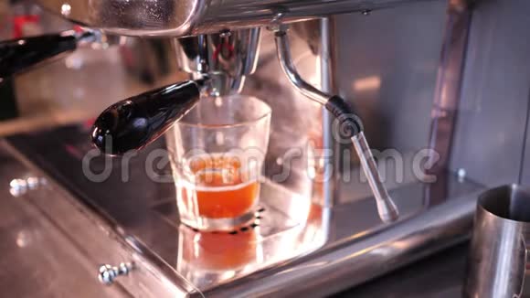 制作新鲜果汁在一个大型钢制榨汁机在一个城市咖啡馆慢动作4K视频视频的预览图