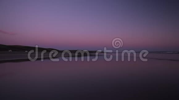 康沃尔沙滩上空的紫色黄昏天空视频的预览图