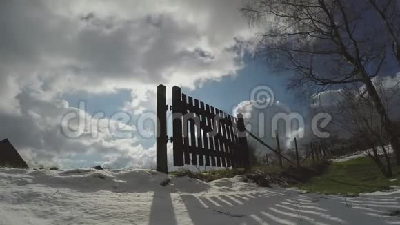 冬季木制栅栏门视频的预览图
