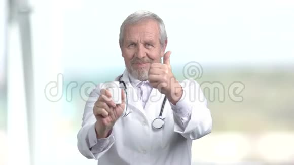 成熟的微笑医生提供一片药丸视频的预览图