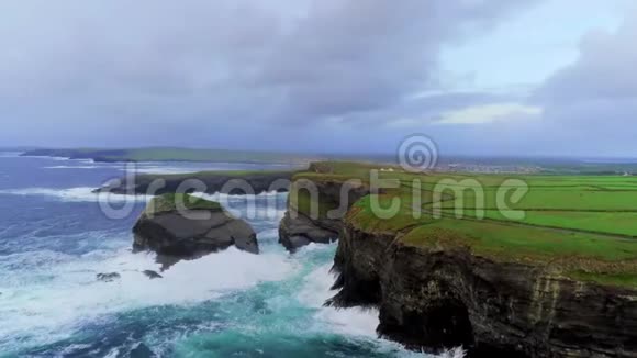 围绕爱尔兰西海岸陡峭悬崖飞行视频的预览图