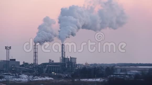 日出时烟囱冒烟大气污染与气候变化主题视频的预览图