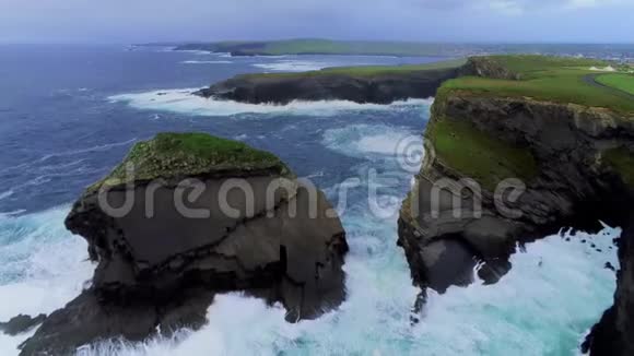 纯粹的新鲜感飞越爱尔兰西海岸陡峭的悬崖视频的预览图