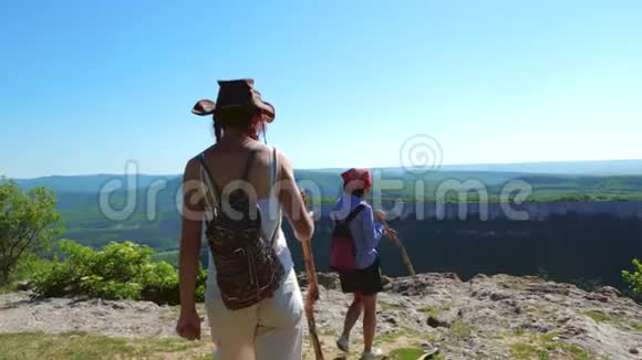 两个女旅行家的女朋友走在高原上欣赏美丽的景色视频的预览图