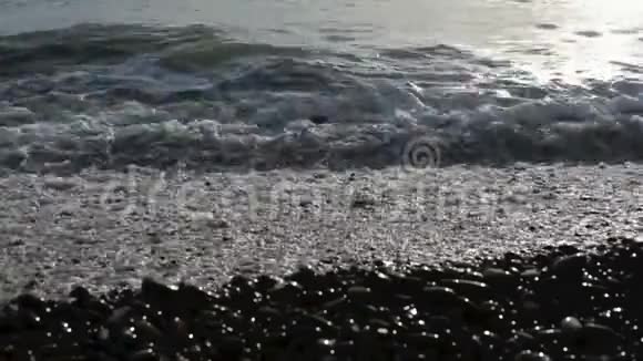 波浪在日落时滚到海边或海洋上慢动作视频的预览图