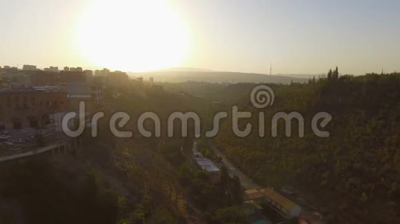 亚美尼亚首都丘陵地形和美丽景观的空中景观视频的预览图