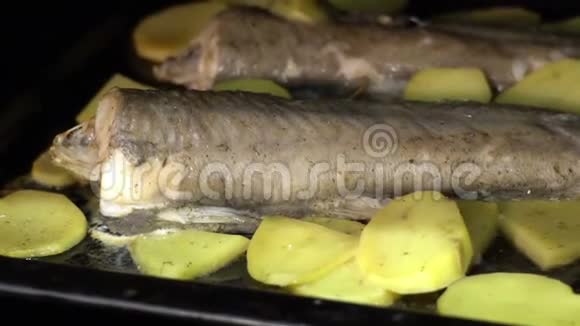 炸鱼和薯条鱼和土豆在烤箱里烤健康的烹饪美味的食物视频的预览图
