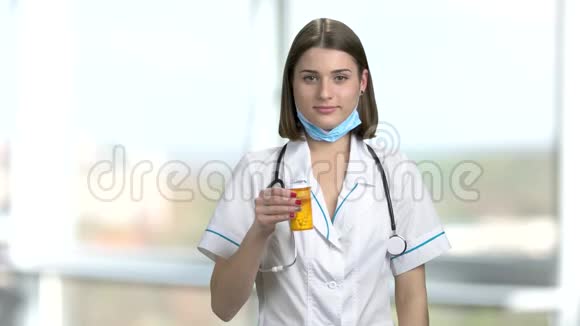 快乐医务工作者拿着药瓶视频的预览图