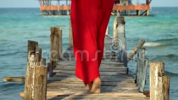 两帧视频PhuQuoc岛那个女人在木墩上出海双腿合拢女人光着脚视频的预览图