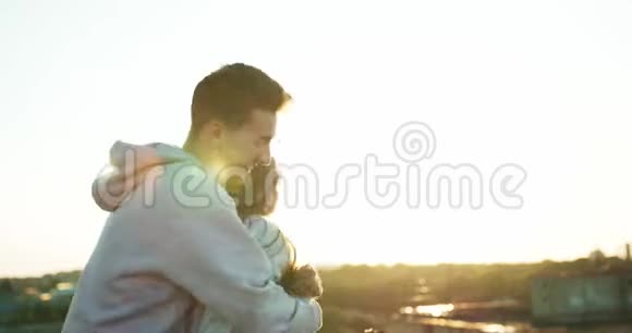 情感肖像幸福美丽的年轻夫妇温柔地拥抱帅哥在挠他迷人的情人视频的预览图