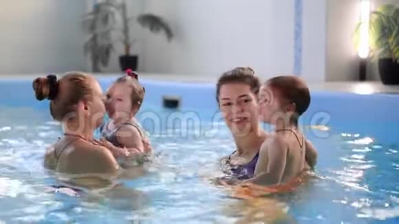 幼儿游泳班妈妈带着孩子视频的预览图