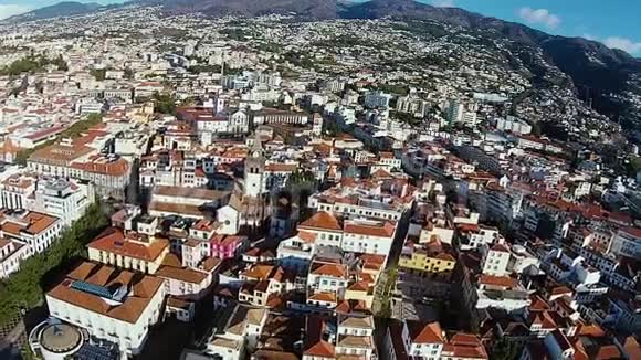美丽的葡萄牙街道马德拉岛上的城市空中拍摄视频的预览图
