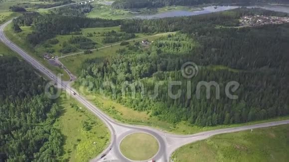 乡村环形交叉路口的俯视图剪辑林区环形公路交通在森林湖岸的城市视频的预览图