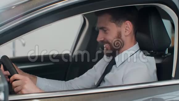 销售经理把钥匙交给坐在车里的人视频的预览图