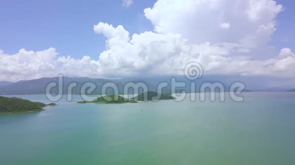 空中景观绿色岛屿在海水和蓝天白云无人机可以看到热带岛屿和蓝天视频的预览图