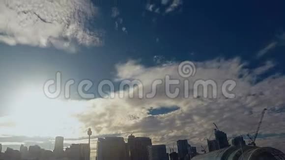 达令港悉尼蓝天线消失建筑开发工地起重机视频的预览图