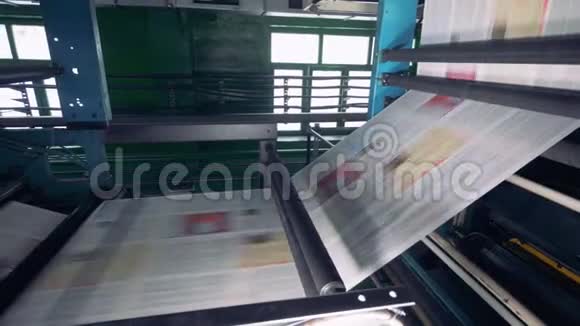 新的印刷报纸杂志在印刷办公室排队视频的预览图