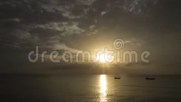 卡里韦恩海上大特克岛上令人惊叹的日落时间的流逝视频的预览图