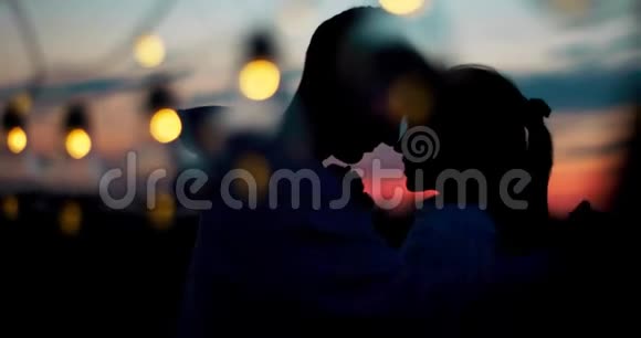 两个情人的剪影浪漫的约会这家伙正在温柔地亲吻他心爱的女朋友的手温柔地拥抱视频的预览图