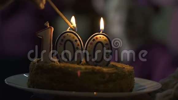 手点燃蛋糕上的蜡烛100支公司周年庆典仪式视频的预览图