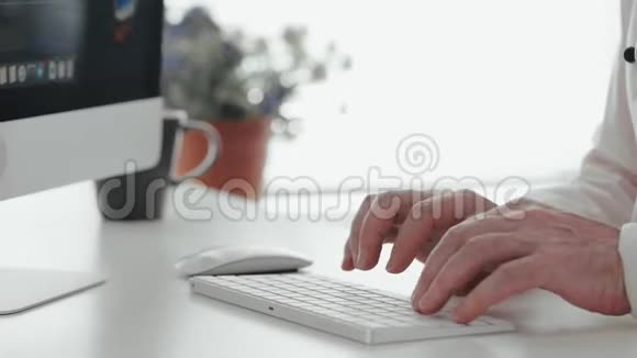 男性神经学家在电脑上工作在键盘上打字看显示器视频的预览图