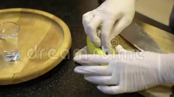 做饭切香蕉视频的预览图