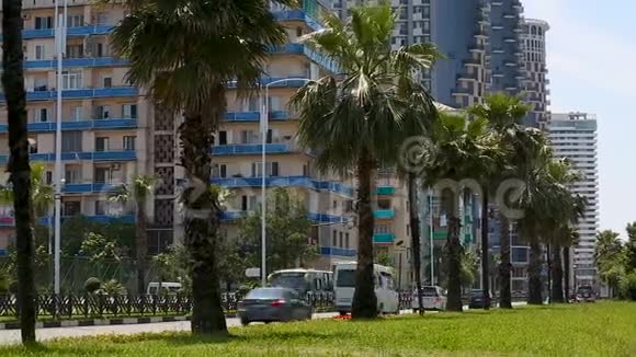 格鲁吉亚著名海滨度假城市巴统的街道交通视频的预览图