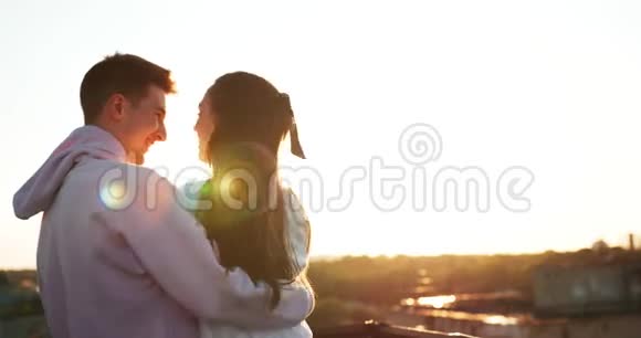 后近景的幸福迷人的夫妇温柔地拥抱和享受日落帅哥在接吻视频的预览图