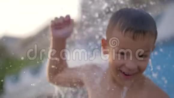 快乐的男孩在沙滩淋浴下跳舞视频的预览图
