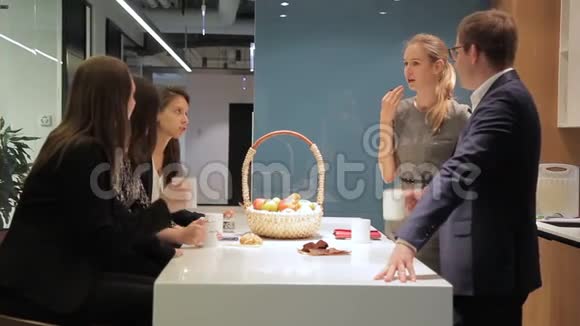 员工团队在公司厨房喝茶视频的预览图
