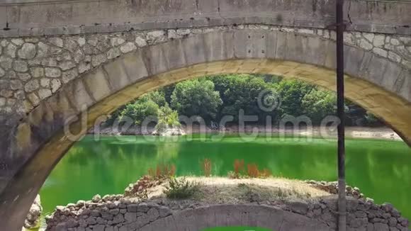 4k鸟瞰图穿越罗马桥拱遗址大坝和山路视频的预览图