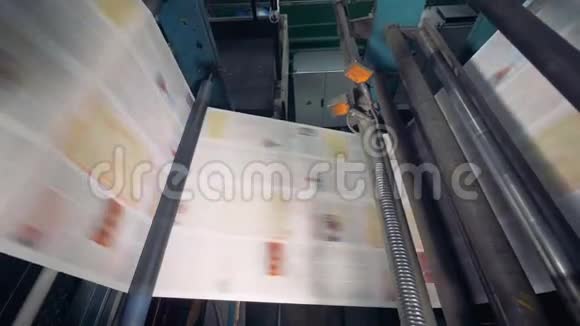 排版设备在工作特写一堆纸在一家工厂的传送带上飞快地移动视频的预览图