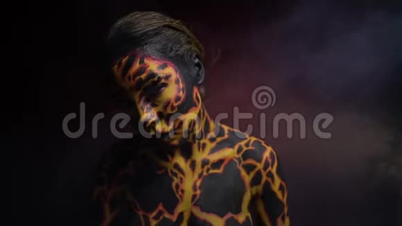 以火山熔岩的形式在一个女孩的身体上作画周围有红色背景的烟雾视频的预览图