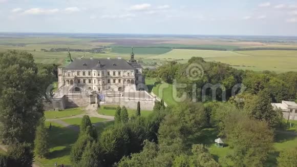 夏季4K25fps中世纪Pidhirtsi城堡周围的空中镜头视频的预览图