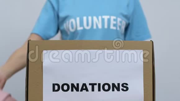 妇女志愿者打包衣物孤儿院慈善组织捐赠视频的预览图
