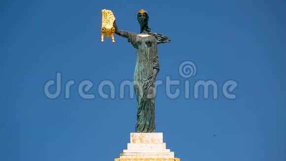 雄伟的美狄亚雕像与黄金羊毛在手观光巴统视频的预览图