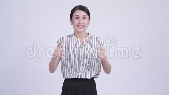 快乐美丽的亚洲女商人一边竖起大拇指一边兴奋视频的预览图