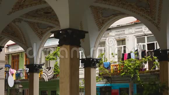 从巴统广场看到的带洗衣品的阳台生活在格鲁吉亚视频的预览图