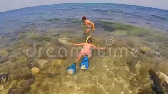 两个少年潜入海里视频的预览图