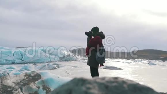 旅行女孩拍了一张冰川的照片视频的预览图