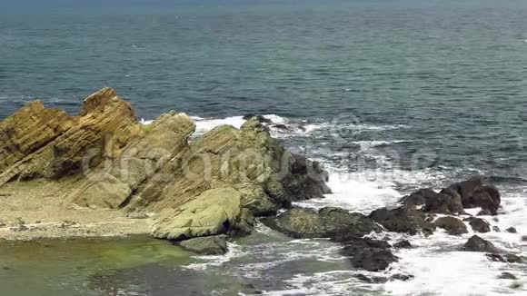 保加利亚Varvara周围岩石的海浪视频的预览图