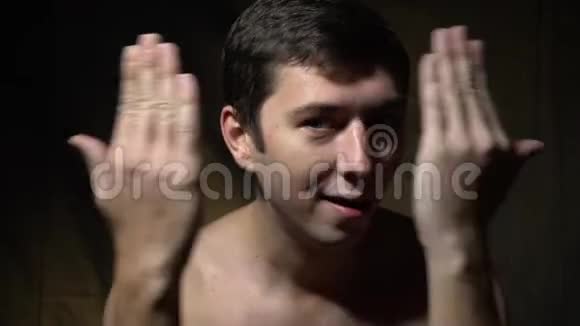 男人用双手捂住脸表现出不同的情绪视频的预览图