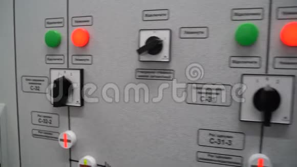 太阳能发电站里的仪表板视频的预览图