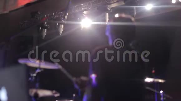 布鲁尔一个摇滚乐队的成员在音乐会上敲鼓后视图视频的预览图